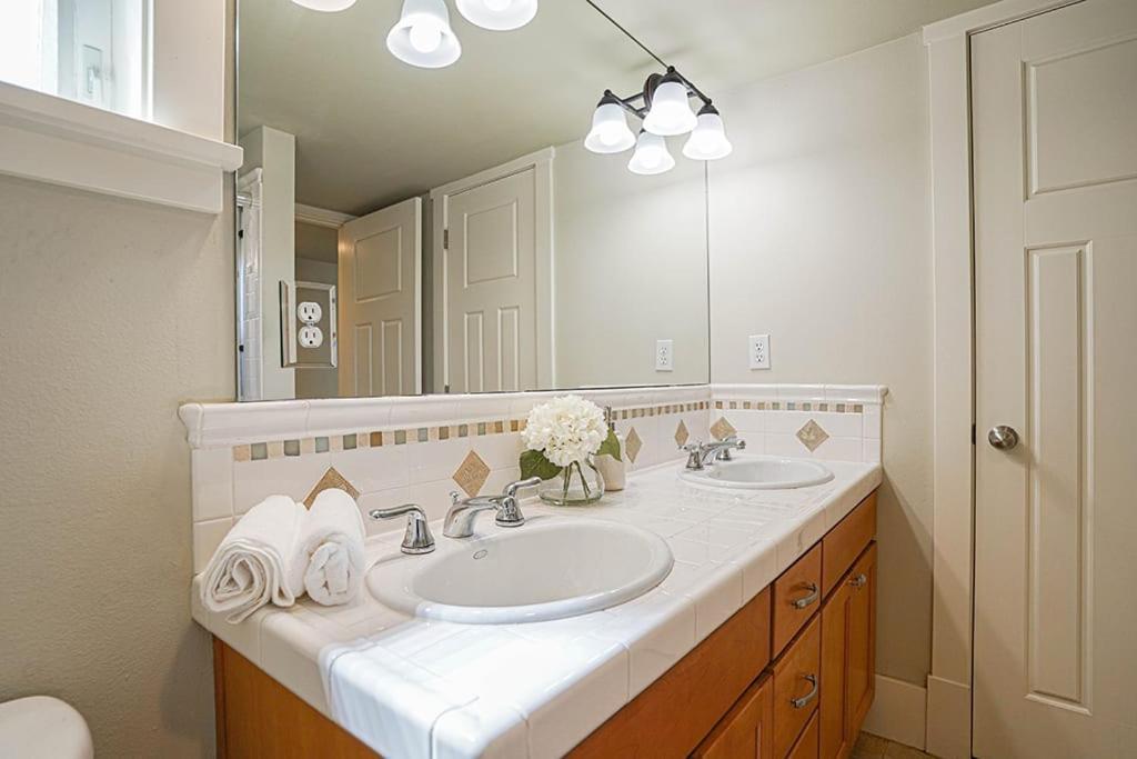 Exquisite Central Townhome With Spacious Loft And Gourmet Kitchen Seattle Exteriör bild